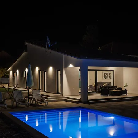 Kuca Villa *