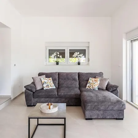 Villa Kuca Grab