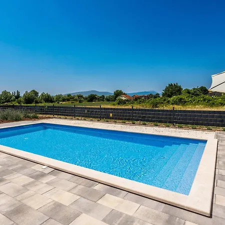 Kuca Villa *